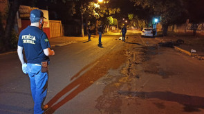 Caminhonete invade preferencial, atinge entregador que morre após moto pegar fogo