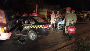 Motorista embriagado bate em táxi, tenta fugir e acaba detido por populares