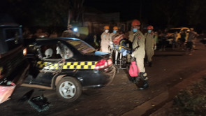 Motorista embriagado bate em táxi, tenta fugir e acaba detido por populares