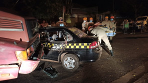 Motorista embriagado bate em táxi, tenta fugir e acaba detido por populares