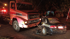 Motorista embriagado bate em táxi, tenta fugir e acaba detido por populares