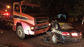 Motorista embriagado bate em táxi, tenta fugir e acaba detido por populares