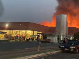 Atacadão pega fogo e populares descrevem 'cenas' de terror; confira o vídeo