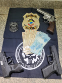 Armas e dinheiro apreendidas com os autores; Fotos: Polícia Civil