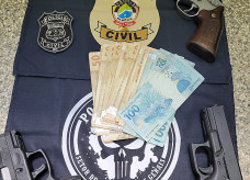Armas e dinheiro apreendidas com os autores; Fotos: Polícia Civil