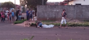 Mulher que estava de moto morre após bater em carretinha atrelada a um carro em Dourados