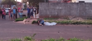 Mulher que estava de moto morre após bater em carretinha atrelada a um carro em Dourados