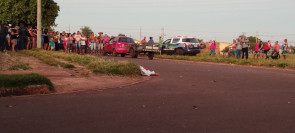 Mulher que estava de moto morre após bater em carretinha atrelada a um carro em Dourados