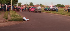 Mulher que estava de moto morre após bater em carretinha atrelada a um carro em Dourados