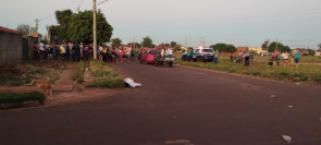 Mulher que estava de moto morre após bater em carretinha atrelada a um carro em Dourados