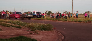 Mulher que estava de moto morre após bater em carretinha atrelada a um carro em Dourados