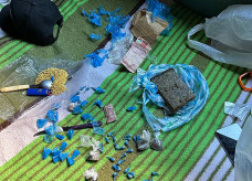 Porções de drogas apreendidas com os irmãos; Foto: Polícia Civil/SIG