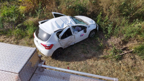 Carro de prefeitura é 'fechado' por carreta, capota e mata idosa em Dourados