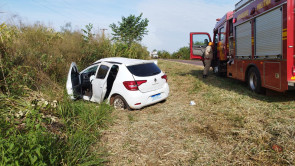 Carro de prefeitura é 'fechado' por carreta, capota e mata idosa em Dourados
