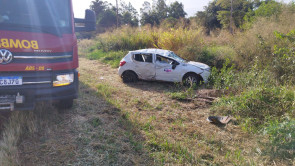Carro de prefeitura é 'fechado' por carreta, capota e mata idosa em Dourados