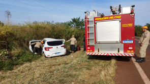 Carro de prefeitura é 'fechado' por carreta, capota e mata idosa em Dourados