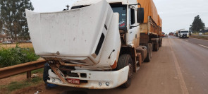 Motociclista faz conversão proibida, provoca acidente com 3 veículos e motorista é arremessado pelo para-brisa