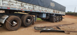 Motociclista faz conversão proibida, provoca acidente com 3 veículos e motorista é arremessado pelo para-brisa