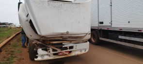 Motociclista faz conversão proibida, provoca acidente com 3 veículos e motorista é arremessado pelo para-brisa