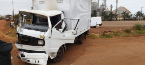 Motociclista faz conversão proibida, provoca acidente com 3 veículos e motorista é arremessado pelo para-brisa