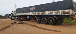 Motociclista faz conversão proibida, provoca acidente com 3 veículos e motorista é arremessado pelo para-brisa