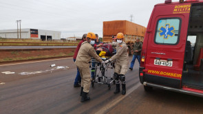 Motociclista faz conversão proibida, provoca acidente com 3 veículos e motorista é arremessado pelo para-brisa