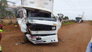 Motociclista faz conversão proibida, provoca acidente com 3 veículos e motorista é arremessado pelo para-brisa