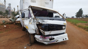 Motociclista faz conversão proibida, provoca acidente com 3 veículos e motorista é arremessado pelo para-brisa