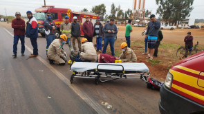 Motociclista faz conversão proibida, provoca acidente com 3 veículos e motorista é arremessado pelo para-brisa