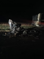 Carreta bate na traseira de carreta estacionada na beira de rodovia e 2 pessoas morrem