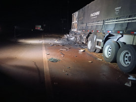 Carreta bate na traseira de carreta estacionada na beira de rodovia e 2 pessoas morrem