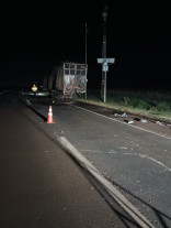 Carreta bate na traseira de carreta estacionada na beira de rodovia e 2 pessoas morrem