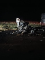 Carreta bate na traseira de carreta estacionada na beira de rodovia e 2 pessoas morrem