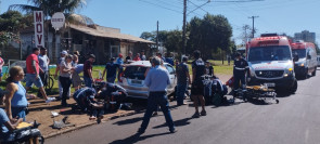 Motociclistas ficam em estado grave após colisão envolvendo carro em Dourados