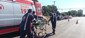 Motociclistas ficam em estado grave após colisão envolvendo carro em Dourados