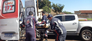 Motociclistas ficam em estado grave após colisão envolvendo carro em Dourados