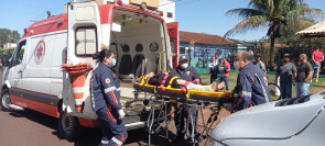 Motociclistas ficam em estado grave após colisão envolvendo carro em Dourados