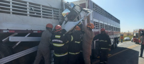 Motoristas ficam presos em ferragens após colisão envolvendo caminhões e carreta