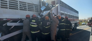 Motoristas ficam presos em ferragens após colisão envolvendo caminhões e carreta