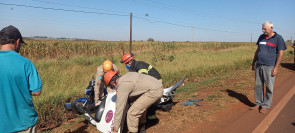 Motoristas ficam presos em ferragens após colisão envolvendo caminhões e carreta