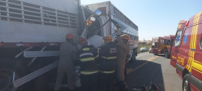 Motoristas ficam presos em ferragens após colisão envolvendo caminhões e carreta