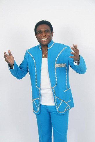 Cantor e compositor Neguinho da Beija Flor irá tocar na Feijoada boavida, sábado que vem, em Dourados; Foto: Divulgação