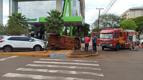 Após colisão, carro capota no centro de Dourados