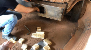 Carro é apreendido pela Defron com mais de 30kg de maconha