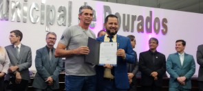 Policiais que desvendaram homicídio de médico são homenageados na Câmara