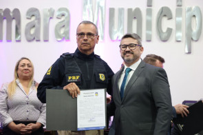 Policiais que desvendaram homicídio de médico são homenageados na Câmara