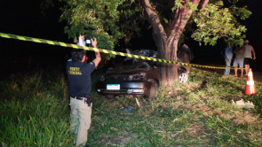 Motorista morre ao perder controle do carro e bater contra árvore em Deodápolis