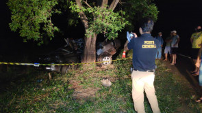 Motorista morre ao perder controle do carro e bater contra árvore em Deodápolis