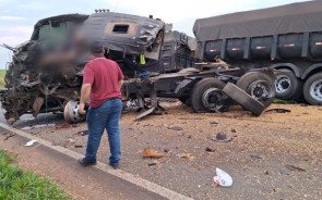 Acidente envolvendo carretas mata motorista e deixa outro ferido entre Ivinhema e Deodápolis