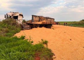 Acidente envolvendo carretas mata motorista e deixa outro ferido entre Ivinhema e Deodápolis